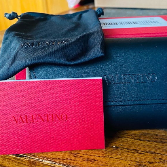 Brand new, never worn ladies Valentino sunglasses. - Picture 3 of 12